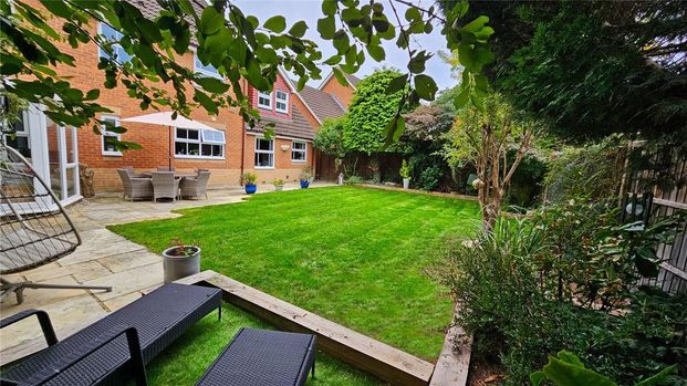 5 bedroom detached house to rent - Photo 1