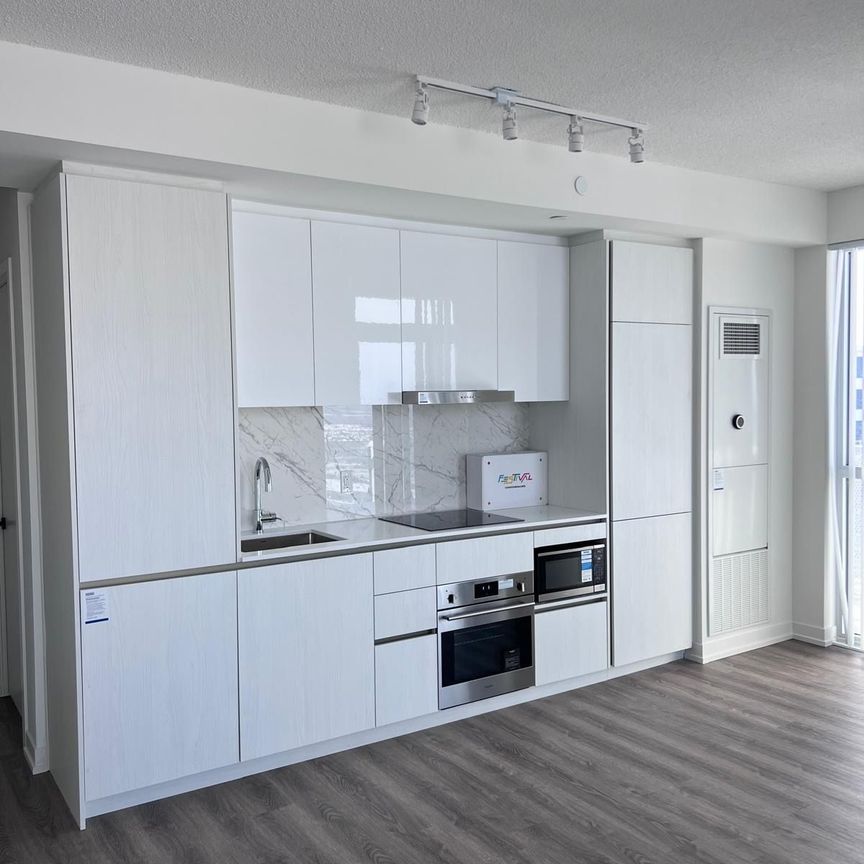 For Lease - 8 Interchange Way Unit# 5302, Vaughan, Ontario - Photo 1