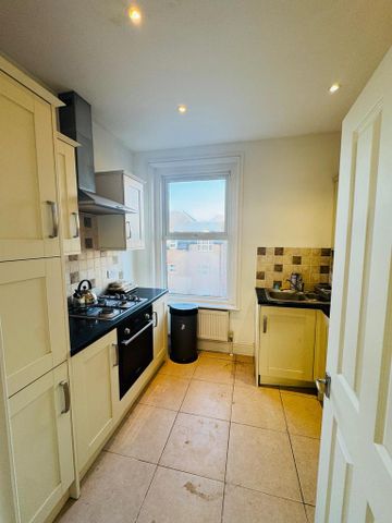 3 bedroom flat to rent - Photo 4