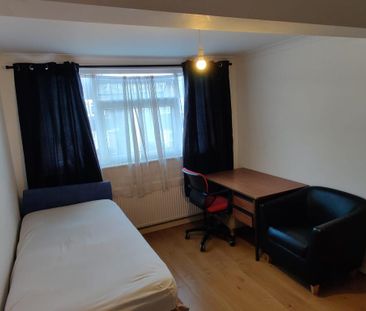 1 bedroom in a house share to rent - Photo 2