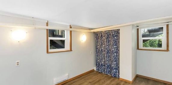 Newly renovated 2 bedroom basement suite. Pets welcome! - Photo 2