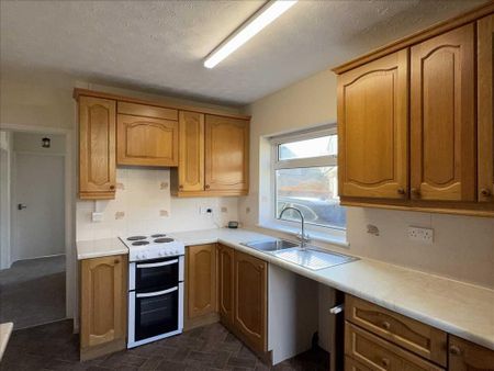 2 bedroom semi-detached bungalow to rent - Photo 4