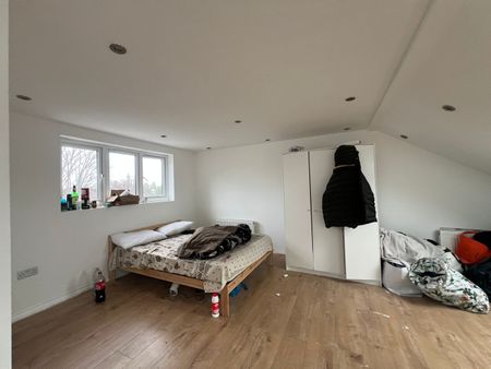 2 Bed Maisonette, North Gardens, SW19 - Photo 2