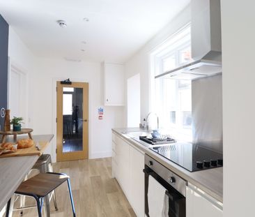 A Captivating Shared House located in Poole - Photo 2
