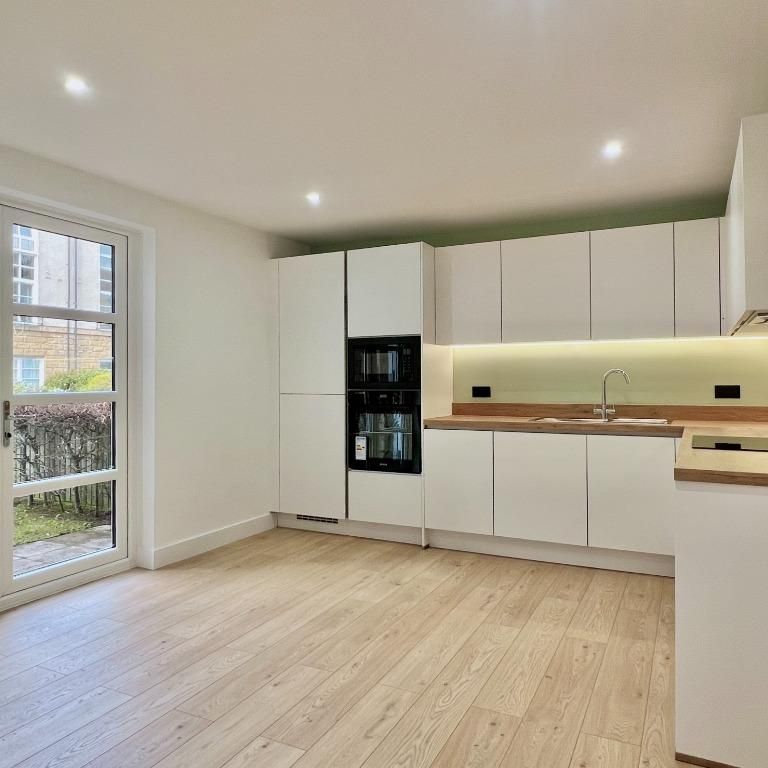 4 bedroom flat to rent - Photo 1