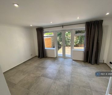 3 bedroom end of terrace house to rent - Photo 2