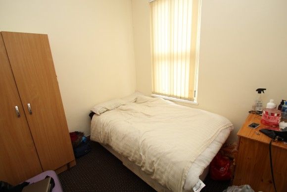 3 Bed - Elizabeth Street, Hyde Park, Leeds - Photo 1