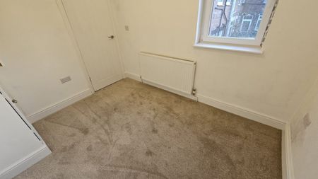 3 bed Terraced - To Let - Photo 2