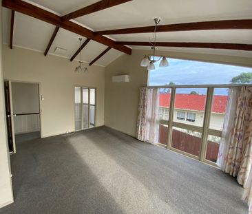 Exceptional 3-Bedroom Family Home in Bucklands Beach – $800/week - Photo 2