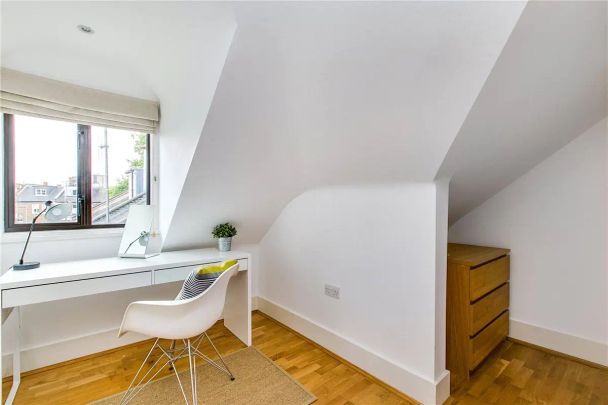 2 bedroom flat in London - Photo 1