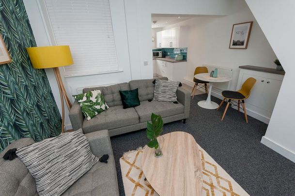 6 bedroom terraced house to rent - Photo 1