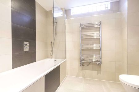 A large one bedroom church conversion in a fabulous Islington location. - Photo 2