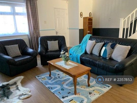 4 bedroom semi-detached house to rent - Photo 1