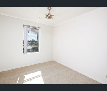 Top Floor Waterfront Apartment with Broadwater Views - Photo 2