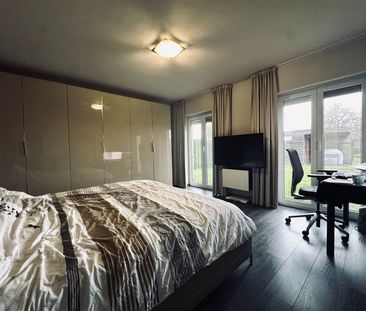 Open bebouwing met vijf slaapkamers, grote tuin en zwembad - Foto 4