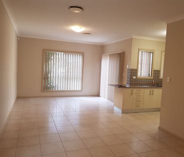 Stylish Townhouse - Photo 6