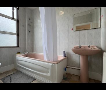 3 Bed Terraced House, Ladysmith Avenue, IG2 - Photo 5