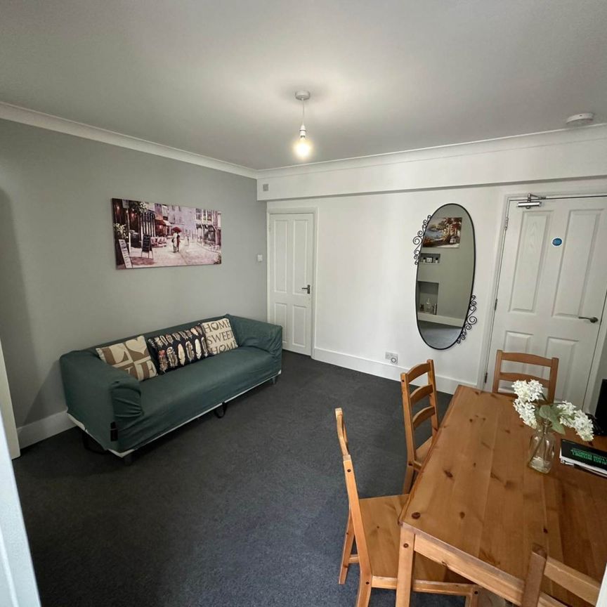 Room 3: 18 Rupert Road, Guildford, GU2 7NE - Photo 1