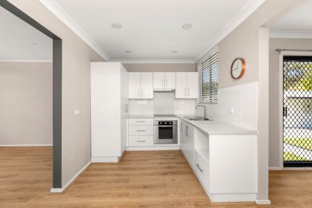 51 Mahogany Crescent, Gateshead NSW 2290 - House For Rent | Domain - Photo 5