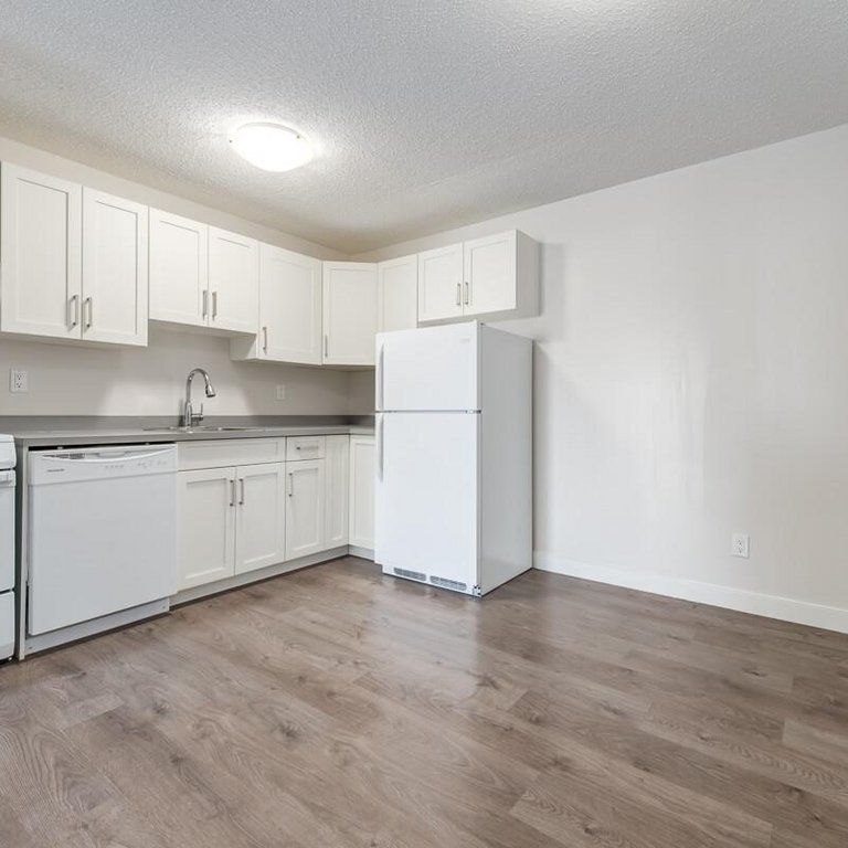 Renovated Suite - 3 Bedroom - Photo 1