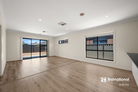 Great Family Home, Less than 1km to Alamanda College - Photo 3