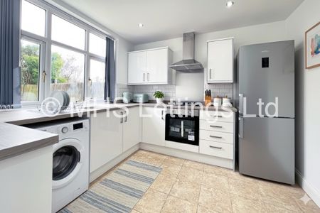 4 Bedroom Semi-Detached House for rent in Carr Manor Avenue - Photo 3