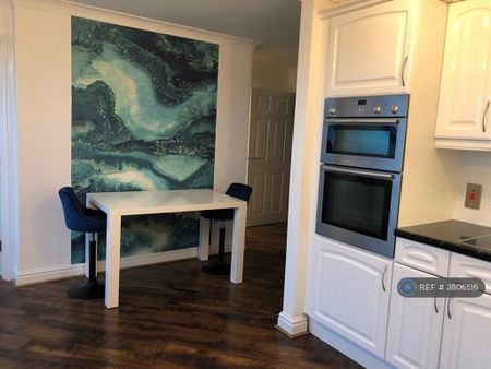 2 bedroom penthouse to rent - Photo 4