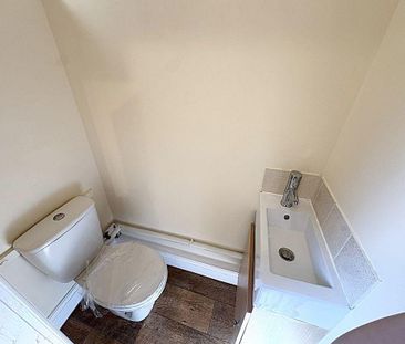 3 bedroom semi-detached house to rent - Photo 6