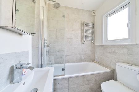 3 bedroom semi-detached house to rent - Photo 2