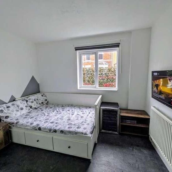 William Street, Swindon, SN1 - Photo 1