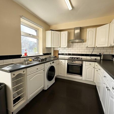 1 bedroom in a house share to rent - Photo 3