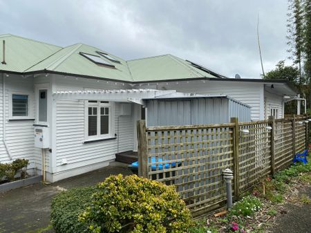 Cosy 2 bedroom flat with a covered deck yard - Photo 3