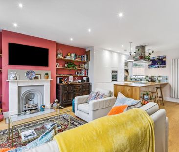 3 bedroom maisonette in London - Photo 3