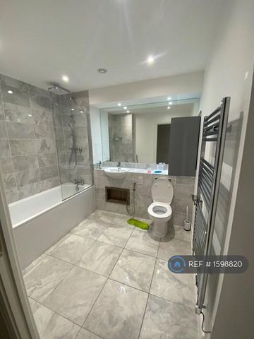 1 bedroom in a flat share to rent - Photo 5