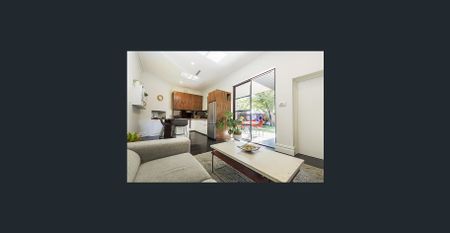 URBAN CHIC - Photo 5