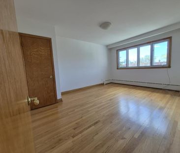 Ville Saint-Laurent: Grand duplex de 5 1/2 disponible à l'étage sup... - Photo 3