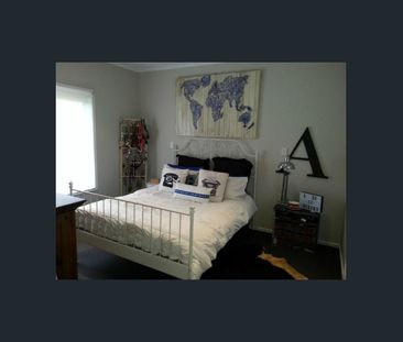 Great family home with large garage/workshop and electronic gates - Photo 3