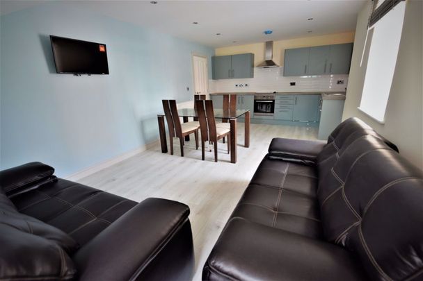 2 bedroom Flat in Aire Street, Leeds - Photo 1