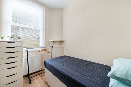 A recently refurbished five bedroom home with private garden. - Photo 3