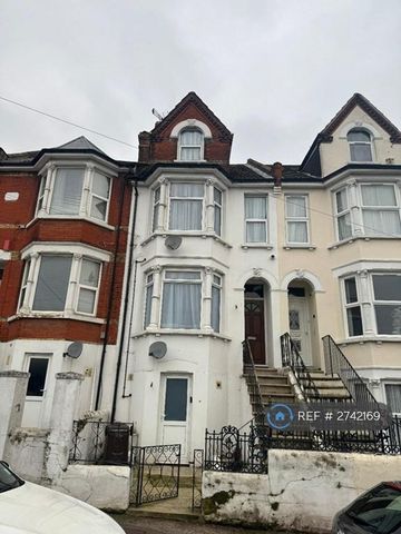 1 bedroom in a house share to rent - Photo 5