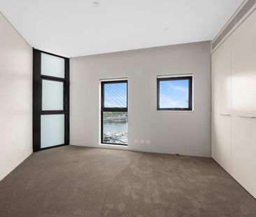 Immaculate Harbourside Living - Photo 3