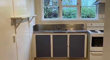 Tidy 2 Bedroom with large backyard - Photo 3