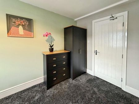 1 bedroom in a house share to rent - Photo 4