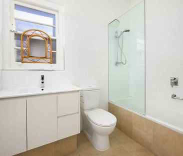2 BEDROOM - ART DECO WITH PARKING - Photo 5