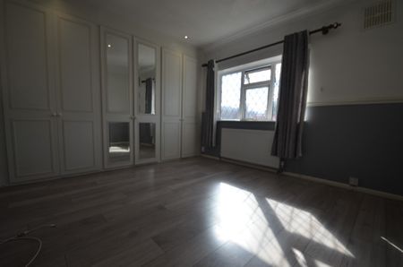 3 bedroom Semi-detached house to rent - Photo 4