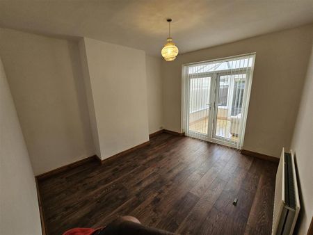 4 bedroom semi-detached house to rent - Photo 3