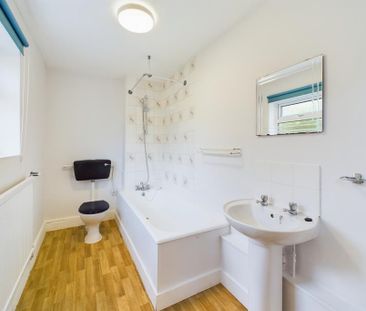 3 bedroom semi-detached house to rent - Photo 2