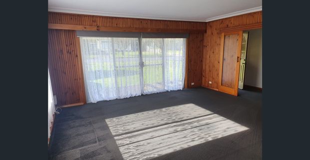 SPACIOUS 3 BEDROOM VERY COMFORTABLE - Photo 1