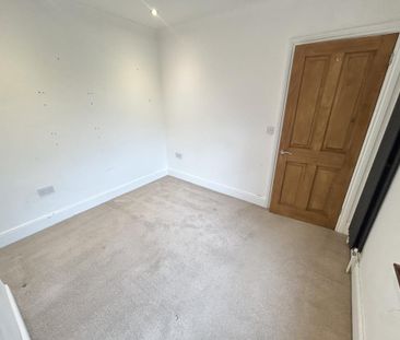 3 bedroom end of terrace house to rent - Photo 3