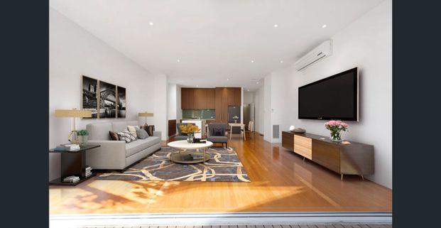 Beautiful balance of classical and contemporary - Photo 1